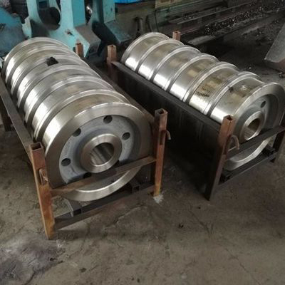 Hot Forged SAE 4340 / 40CrNiMo ช่องว่างล้อแบบกำหนดเองที่กลึงหยาบ